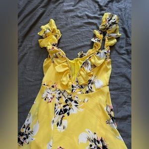 Never worn yellow dress fashion nova size m